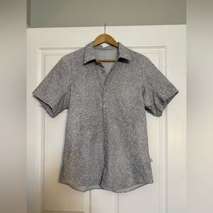 Men’s Lululemon Gray Abstract Button Up Short Sleeve Shirt - Medium